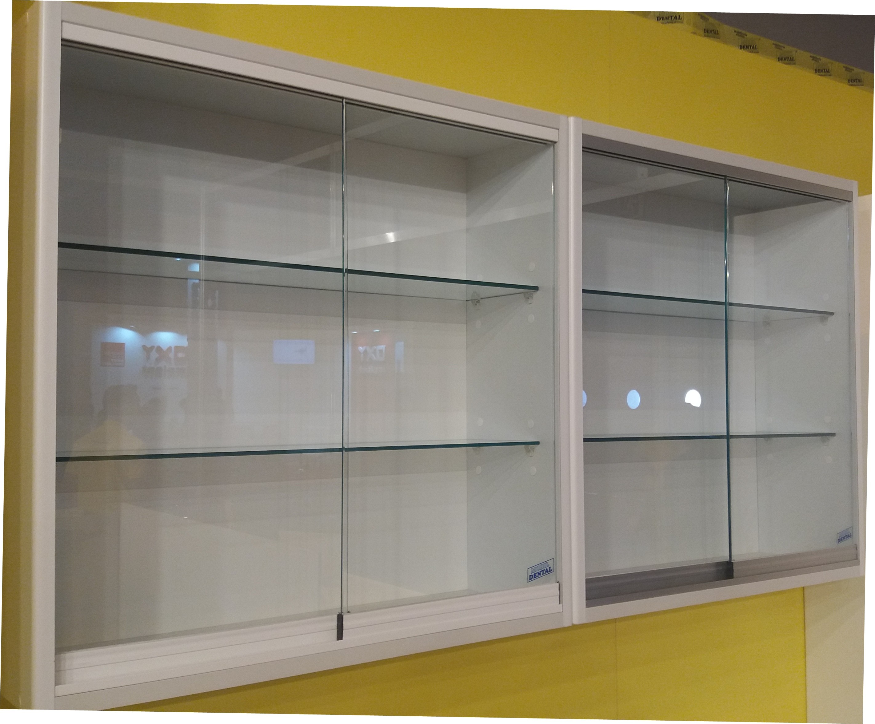 Vitrina con puertas de cristal / madera